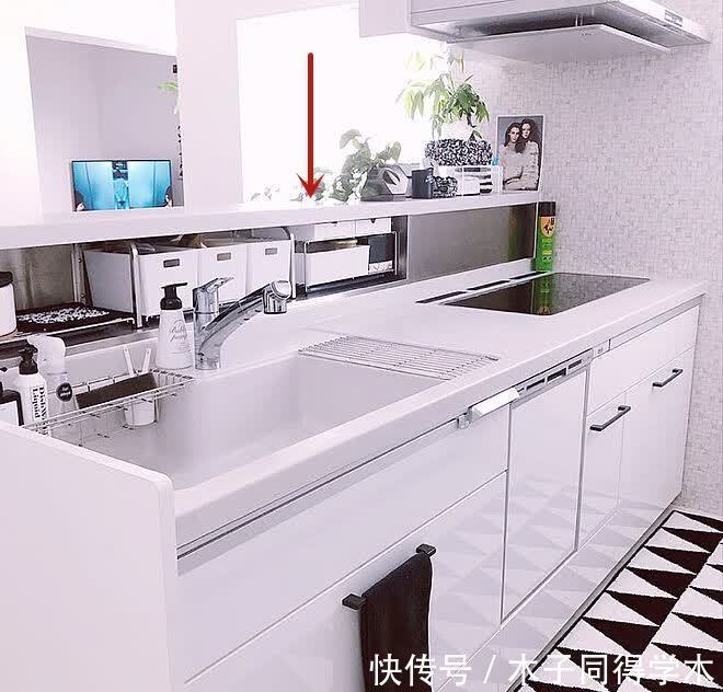 挂杆|也就日本主妇能想到，岛台抬高30cm走圈挂杆，厨房多2㎡收纳