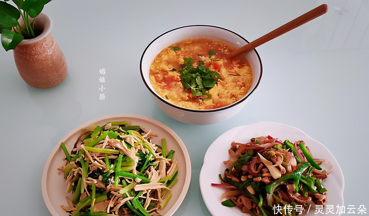 两口子的快手午餐,荤素搭配简单好做,炒肉丝嫩滑入味有窍门