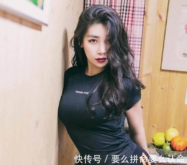 小姐姐|简单装扮的打底裤美女，年轻又漂亮，尽显凹凸身姿！