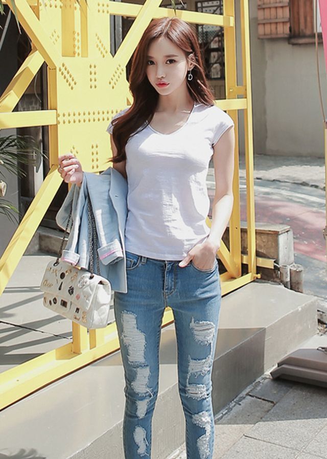 街拍:随性简单的穿搭,让美女气场全开,魅力无限