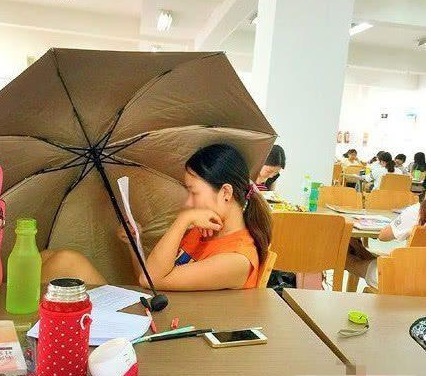 |搞笑图片幽默段子笑话大哥,看你还挺悠闲,不像生病的呢