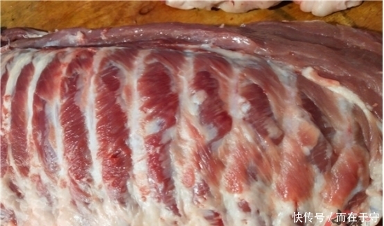 猪肉价格|买排骨时,选“肉多”还是“肉少”的好?老板娘无意透露了底