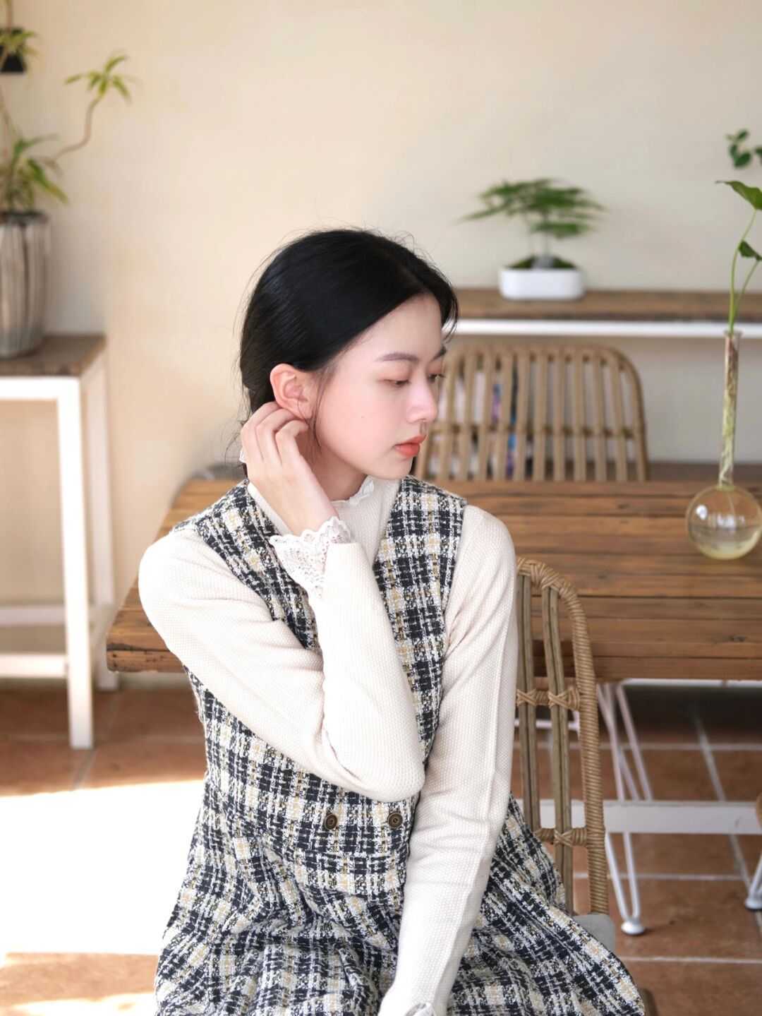 小姐姐|还在纠结冬天穿什么?套头毛衣搭配连衣裙,让你俏皮清新又自信