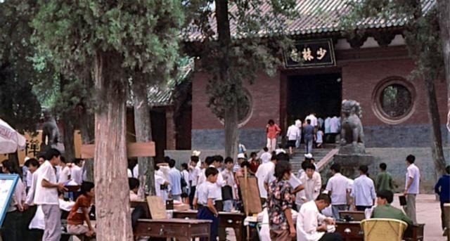 十地经|老照片直击80年代少林寺；商业气息渐浓，专心烧香的和尚