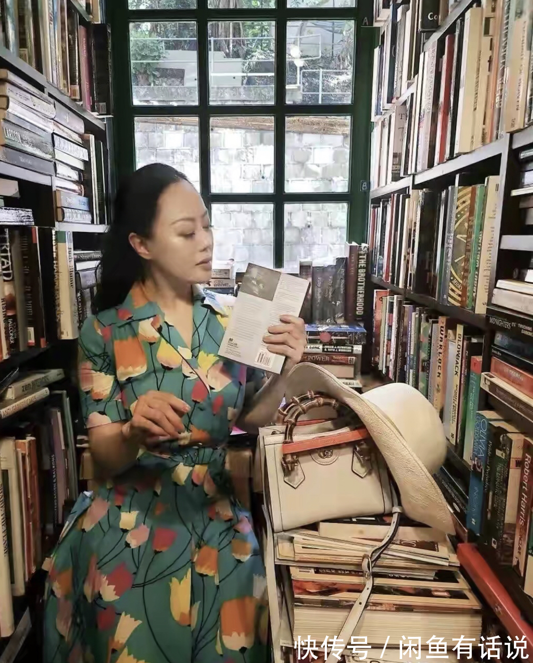 碎花|章小蕙有名媛气质,穿碎花“大妈裙”也不俗气,看着不像快60的人