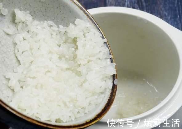 大米|蒸米饭只会加水?难怪不好吃,分享3个技巧,粒粒分明香喷喷的