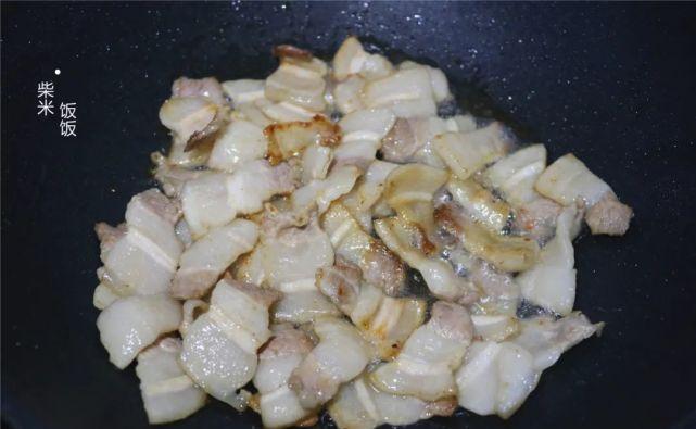 这道菜简单又好吃,大火快炒,几分钟上桌,香辣开胃吃不够