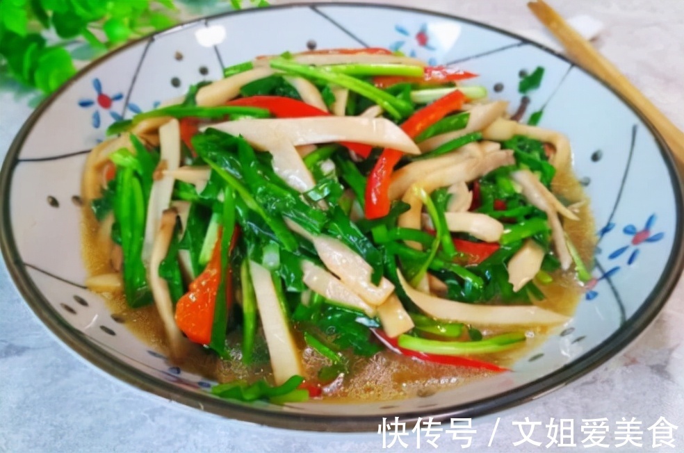 菌类|此物和韭菜一起炒，比海鲜鲍鱼好吃，重要的是不贵，营养价值高