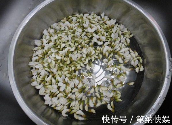 蒸槐花|蒸槐花，不要直接裹面粉，学会正确做法，蒸好不成坨，松散好吃