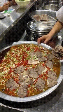 |搞笑GIF：都建功立业了，还是改不掉看见妹子就想抱的冲动