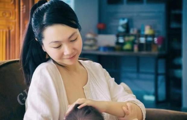 弟弟|双胞胎弟弟吃母乳,哥哥吃奶粉,5个月后差距明显,网友大呼心疼