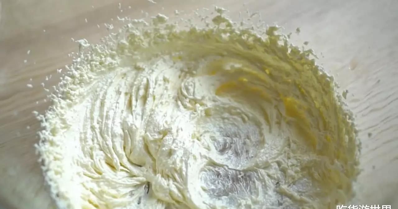 想吃蛋卷不用去买了,3个鸡蛋加一碗面粉,用手一捏就碎