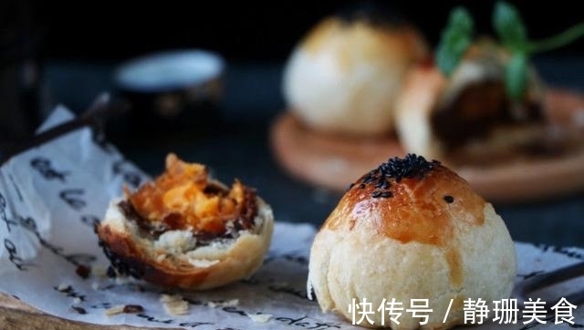 经典糕点蛋黄酥做法，7步就可上烤箱，外酥内软好吃不用花钱买
