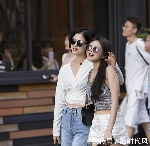 街拍:第四位穿连衣裙微胖白皙女孩,无论怎么穿都好看