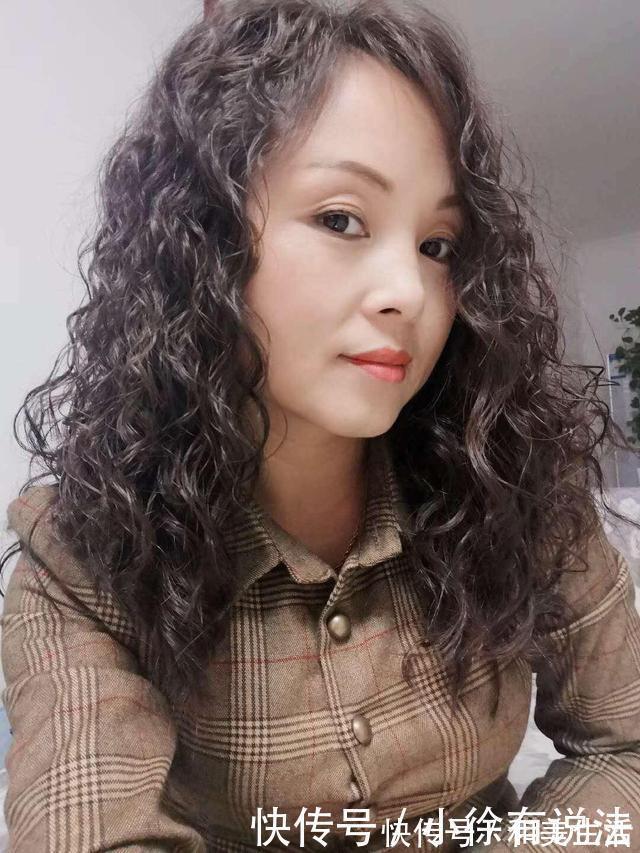老气|女人过了三十岁,不要轻易烫这三种发型,太显老气,还不好配衣服