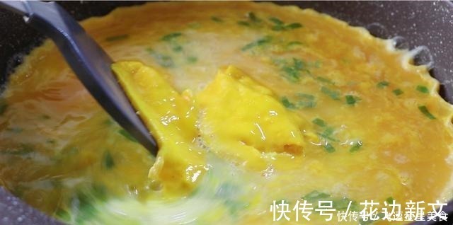白开水炒鸡蛋|教你用白开水炒鸡蛋,1滴油不加,做出来比油炒的还鲜嫩好吃