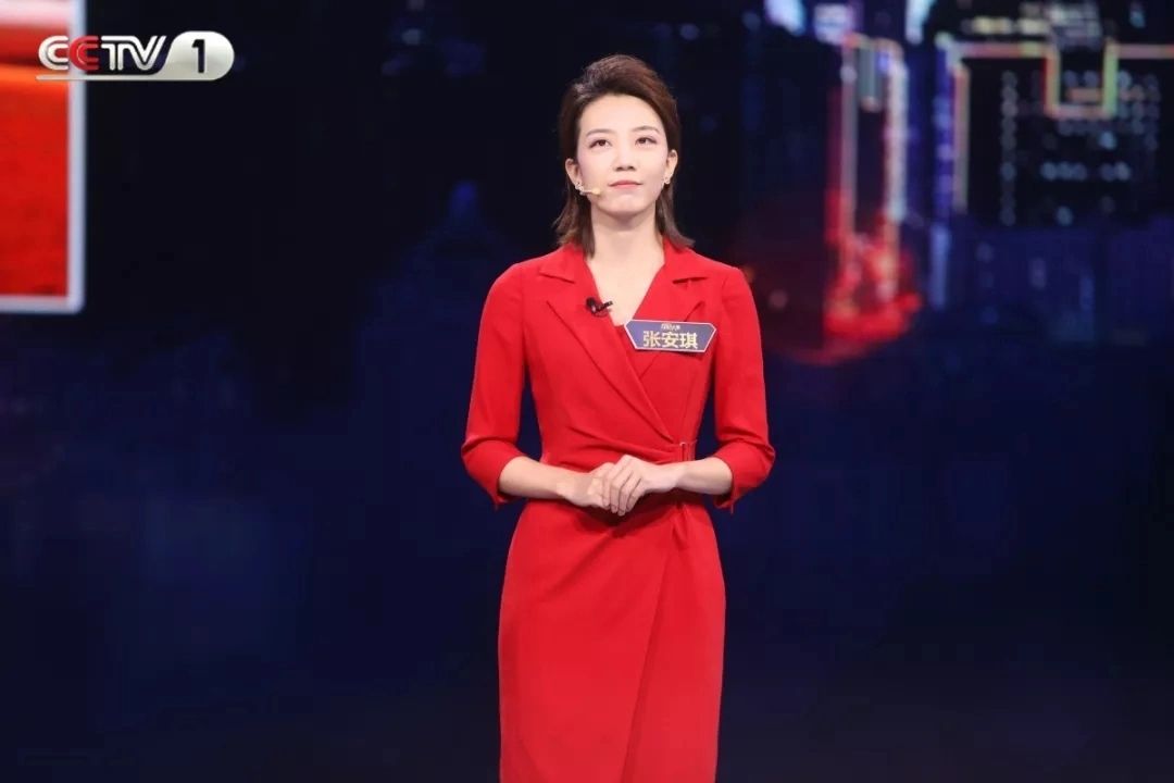 首位加盟央视新闻播音部的主持人，竟然是最早淘汰的张安琪