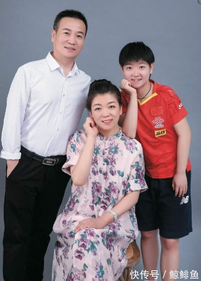 全家福|珍藏!孙颖莎全家福,妈妈气质佳与小莎形似姐妹,小莎与爸爸更像