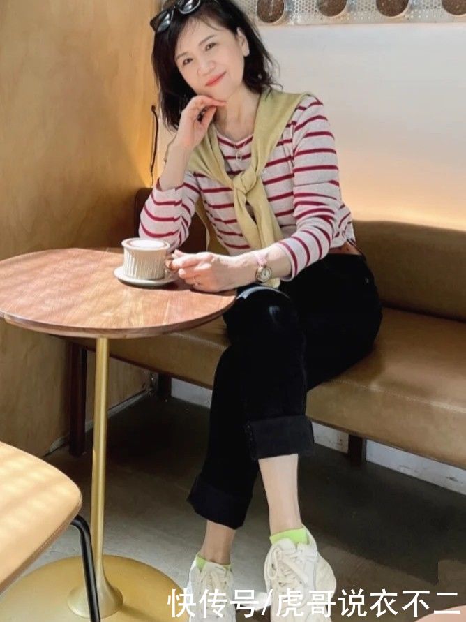 条纹衫|60岁女人夏季如何穿得时髦漂亮，教你4个技巧，分分钟年轻二十岁