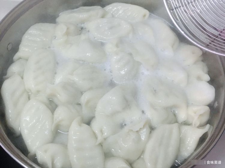 吃白菜的季节到了,教你秘制白菜饺子馅,鲜嫩多汁,一次3盘不够