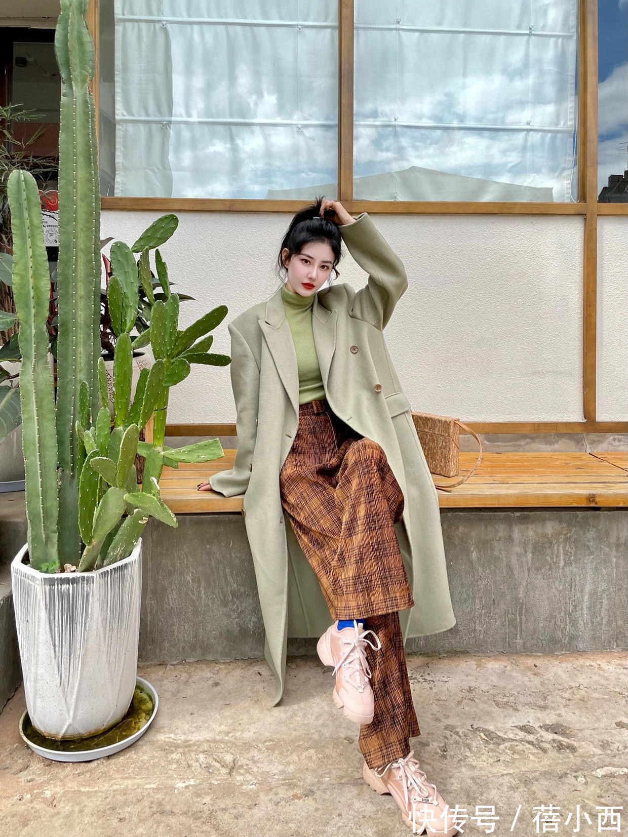 牛仔裤|冬季穿这5个“神仙色大衣”真香,搭配牛仔裤、半身裙高级显气质