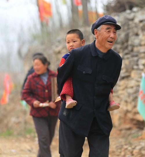 车站|宝爸带儿子去车站接奶奶,却遭区别对待,网友有孙子还要啥儿子