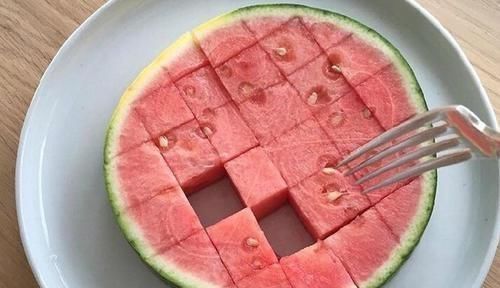 西瓜|糖尿病患者不敢吃的西瓜,其中含有多少糖?告诉你没顾虑的吃法