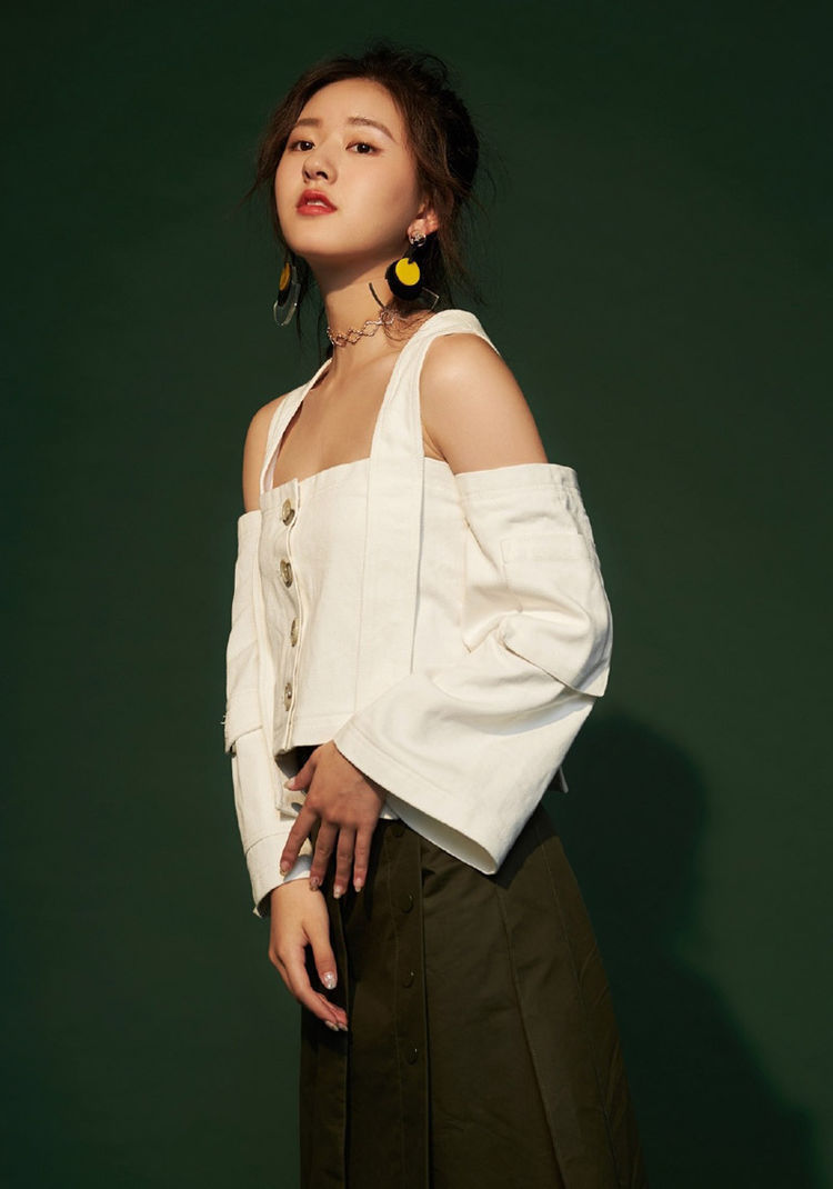 极限17 杨超越是不是糊了?若不是侯明昊,谁还记得她