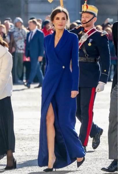 西班牙王后真时髦！碎花裙搭高跟鞋不落俗套，气场比同框男士还强