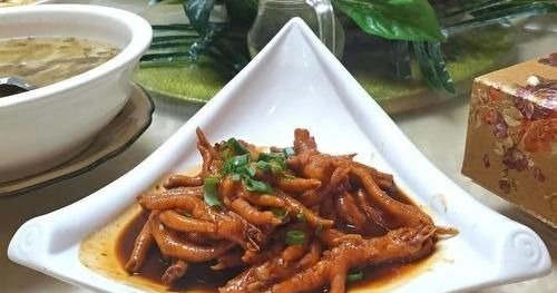 公司效益好,老板请员工吃便饭,7菜2汤2主食,有你喜欢吃的吗