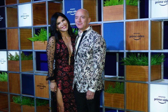 空气有点青草香\",\"i10\":\"今日头像 世界首富带51岁女友走红毯,被猛男搂抱一脸高冷,贝佐斯像外人