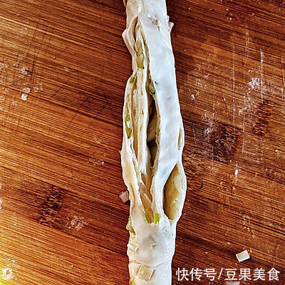 葱油饼|饺子皮做的葱油饼这样吃，全家都喜欢