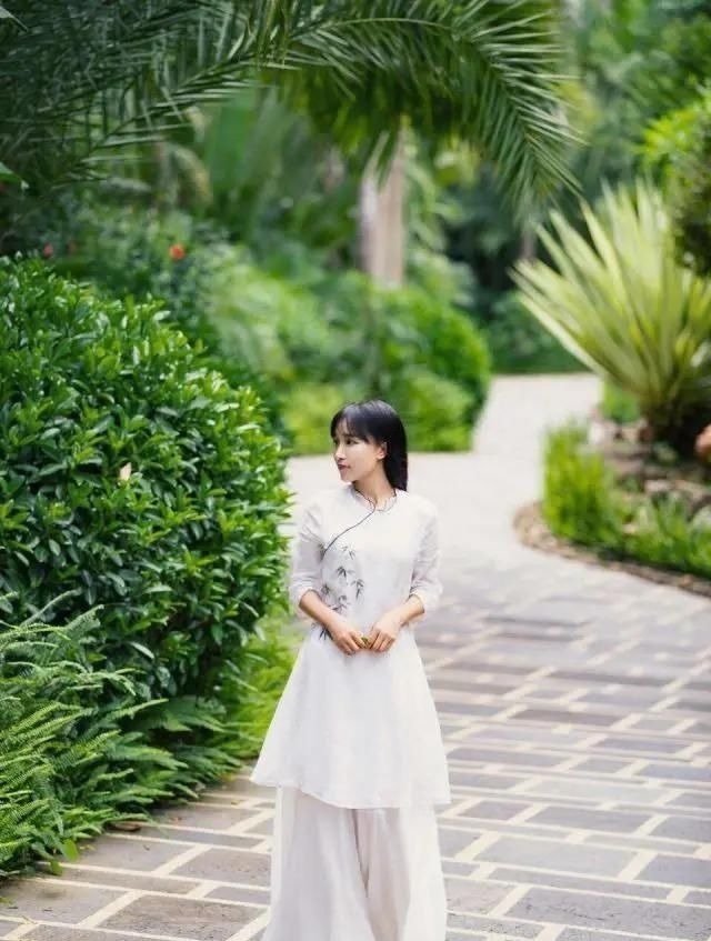 如果說(shuō)李子柒的生活對(duì)我們不切實(shí)際，那她穿的衣服我們倒能學(xué)學(xué)