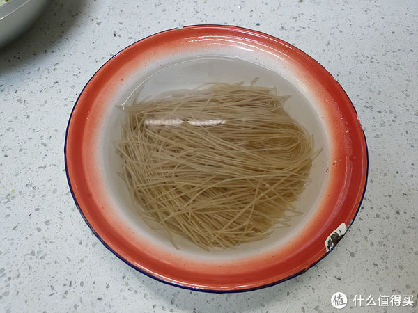 它和豆腐天生一对，热热乎乎炖一锅，汤汁都不剩