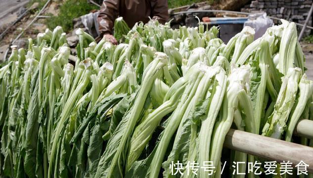 外婆做几十年的酸菜，从不用加盐，腌好的酸菜，比老坛酸菜还酸