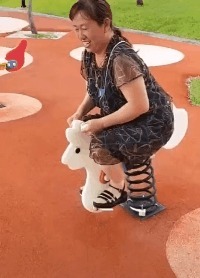 |搞笑GIF趣图:十分钟吃十个馒头!撑死你个饭桶