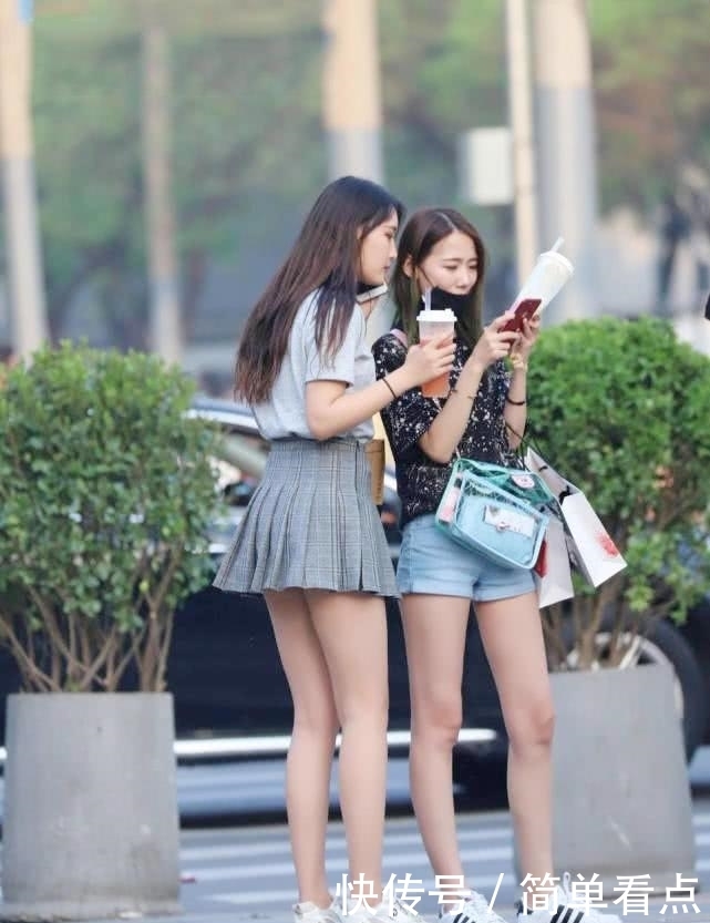 时尚街拍:短裙女孩时尚又美丽,身材苗条背影非常迷人!
