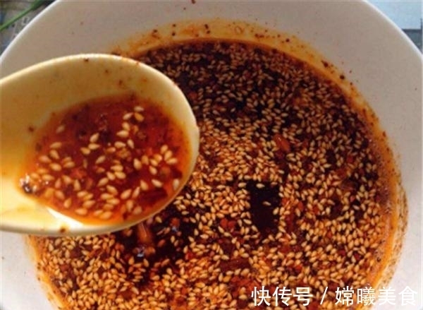 大厨|做辣椒油时，直接淋热油就错了！大厨教你正确做法，辣椒油香又亮