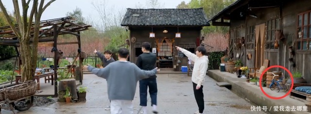 何炅|张子枫双手拿碗跟张艺兴碰,在哥哥面前敷面膜泡脚,没有少女架子