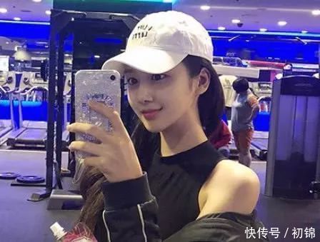 健身|爱健身的大学校花,身材曲线明显,校园里收获无数男生注视!