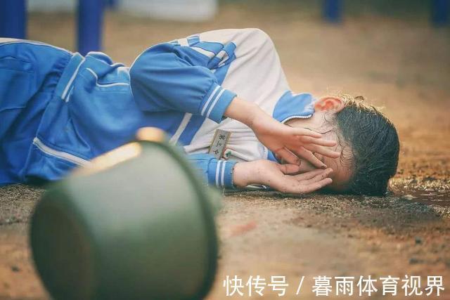 行为|爸爸与女儿们在床上躺着,却发生“越界”行为,网友:咋当爹的?