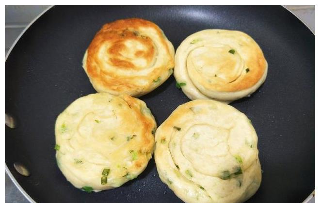 酥脆|葱花饼，学会这个简单做法，外酥里软，个个酥脆又起层