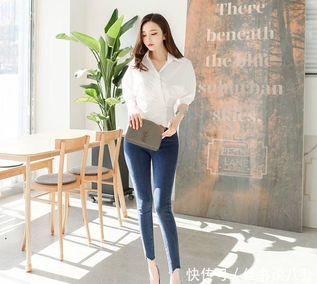 小姐姐穿搭时尚修身牛仔裤,凸显迷人曲线身材,女神气息十足