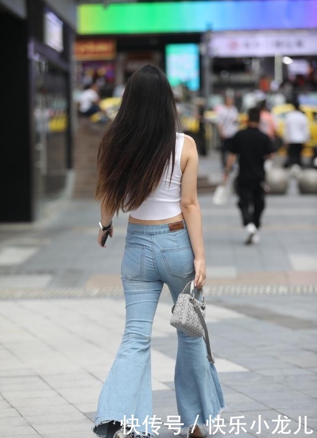 马甲|蓝色修身打底裤搭配黑色背心,百搭不挑人,对身材友好