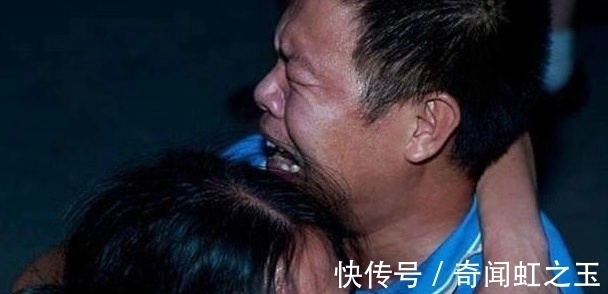 两口子|女子怀孕8个月,宝宝出生后,两口子抱头痛哭