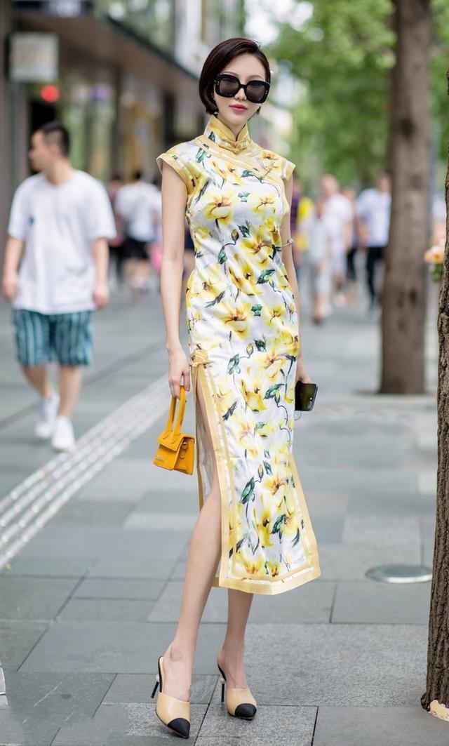 黄色花花旗袍连衣裙,端庄柔和,美丽姿态尽显