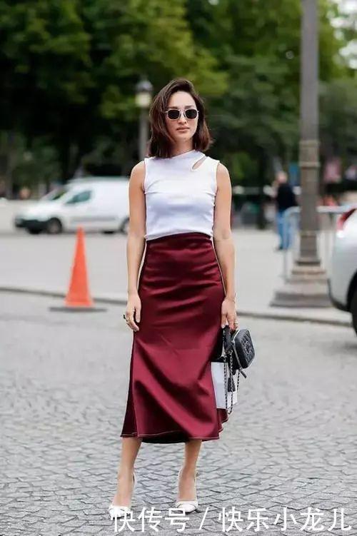 气质|街拍美女连衣裙搭配一双银白色的高跟鞋,让你的气质更上一层楼