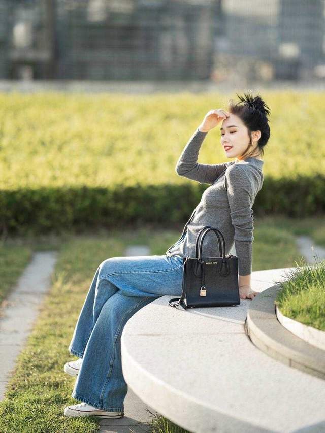 减龄|3、40岁这样穿“贼”好看,针织开衫搭配牛仔阔腿裤,清爽又减龄