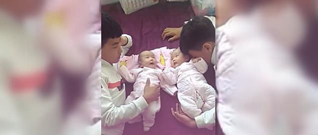 双胞胎|自从有了双胞胎妹妹,17岁的两个哥哥就成了这傻样,看后不准笑