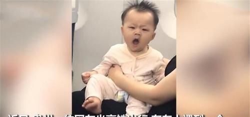 打哈欠|骗人生孩子萌娃高铁上打哈欠被发现,害羞扎进妈妈怀里